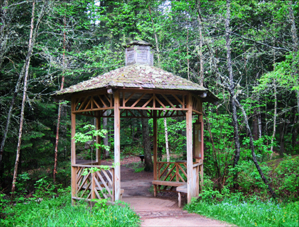 Gazebo at the trailhead of the Barnum Brook Trail at the Paul Smiths VIC (23 May 2012)